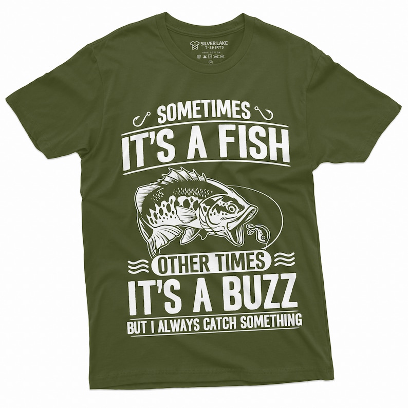 Pu&ograve; includere: Una maglietta verde con un design grafico bianco che dice "Sometimes it's a fish, other times it's a buzz, but I always catch something". Il grafico include anche un pesce con un amo in bocca.
