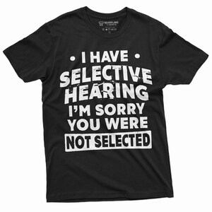 Może przedstawiać: Czarny T-shirt z białym tekstem, kt&oacute;ry brzmi: "Mam selektywny słuch. Przepraszam, nie zostałeś wybrany."