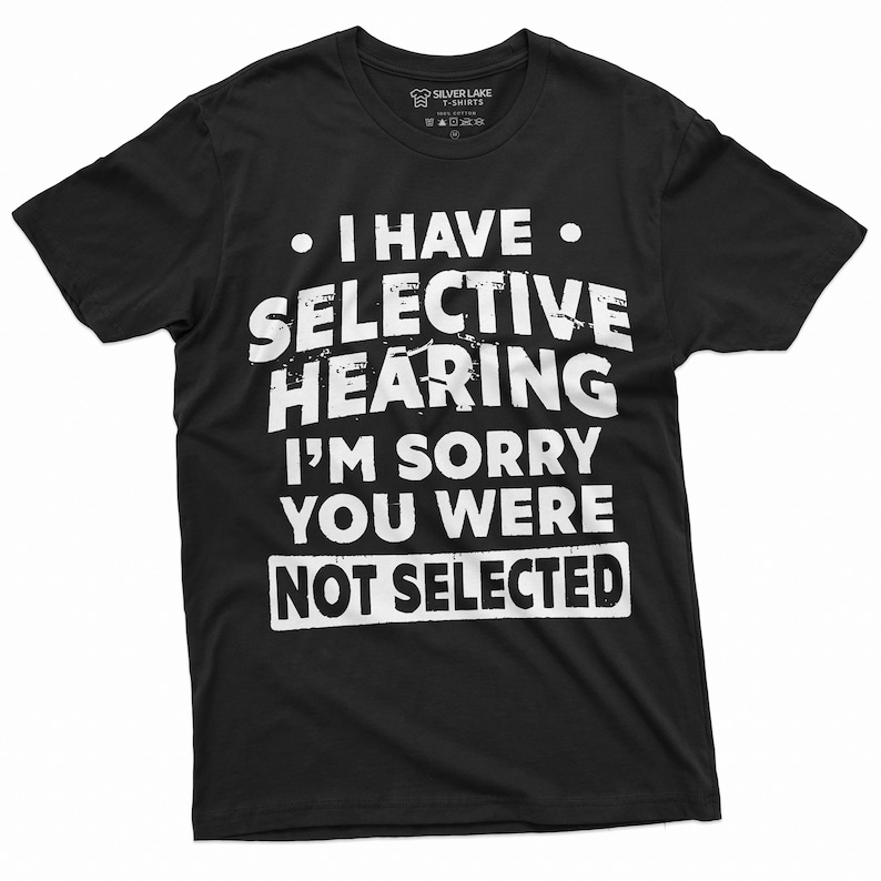 Może przedstawiać: Czarny T-shirt z białym tekstem, kt&oacute;ry brzmi: "Mam selektywny słuch. Przepraszam, nie zostałeś wybrany."