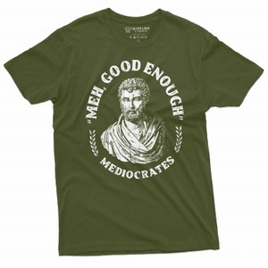 Puede incluir: Camiseta verde con un gr&aacute;fico blanco de un busto de hombre con el texto "'Meh, Good Enough' Mediocrates"