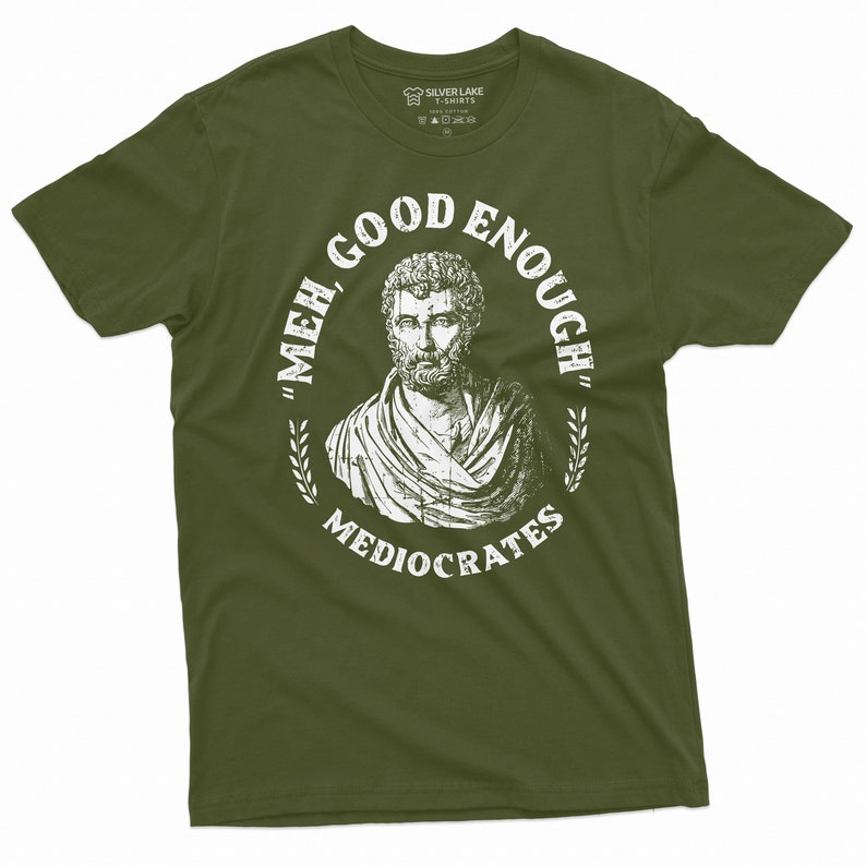 Puede incluir: Camiseta verde con un gr&aacute;fico blanco de un busto de hombre con el texto "'Meh, Good Enough' Mediocrates"