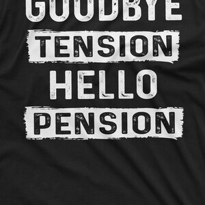 Pode incluir: Camiseta preta com texto branco que diz "Goodbye Tension Hello Pension".