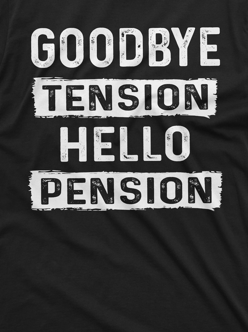 Pode incluir: Camiseta preta com texto branco que diz "Goodbye Tension Hello Pension".