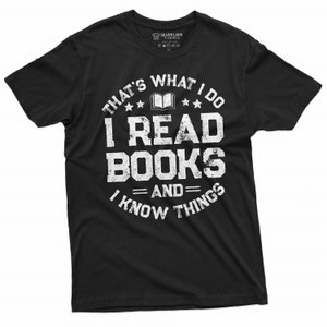 Könnte beinhalten: Schwarzes T-Shirt mit einem weißen, abgenutzten Aufdruck, der "That's what I do I read books and I know things" lautet.