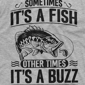 Pu&ograve; includere: Maglietta grigia con un'illustrazione in bianco e nero di un pesce e il testo "Sometimes it's a fish, other times it's a buzz, but I always catch something."