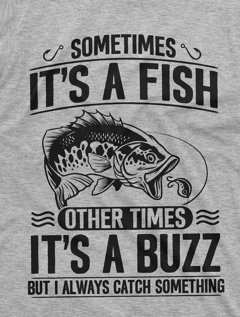 Pu&ograve; includere: Maglietta grigia con un'illustrazione in bianco e nero di un pesce e il testo "Sometimes it's a fish, other times it's a buzz, but I always catch something."