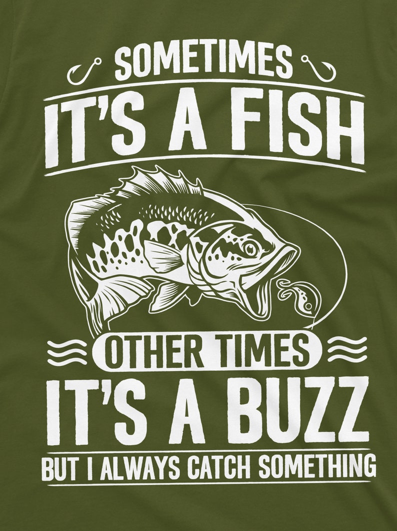 Pu&ograve; includere: Una maglietta verde con un design grafico bianco di un pesce con il testo "Sometimes it's a fish, other times it's a buzz, but I always catch something."
