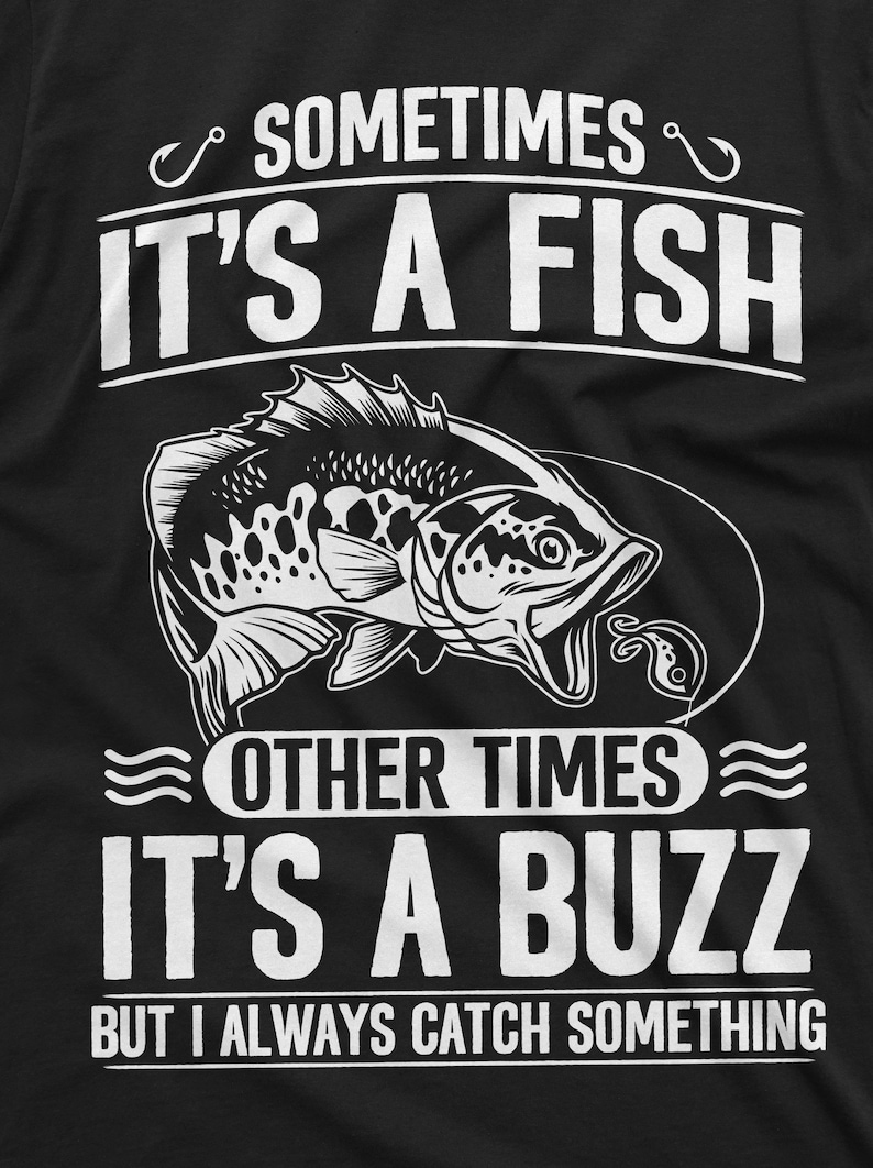 Pu&ograve; includere: T-shirt grafica in bianco e nero con un'illustrazione di un pesce e il testo "Sometimes it's a fish, other times it's a buzz, but I always catch something."