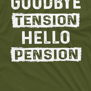 Pode incluir: Camiseta verde com texto branco que diz "Goodbye Tension Hello Pension".