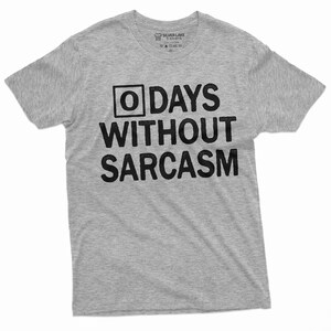 0 dagar utan sarkasm T-shirt sarkastisk tee roliga gåvor sarkasm T-shirt sarkasmälskare tee shirt sarkastisk vän födelsedagspresent Grey
