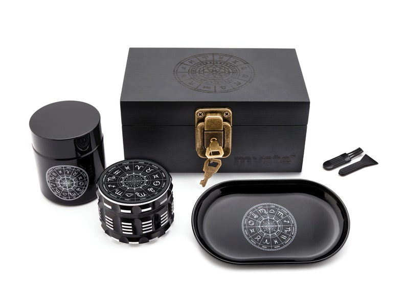 MYSTE Sternzeichen EU Lager Stash Box mit Zubehör, großer Grinder 63mm, geruchssicheres Set aus Holz, Stashbox Premium Combo Kit Abschließbar Bild 1