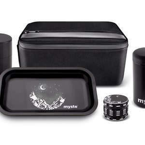 Peut inclure: Un plateau roulant noir avec un motif de montagne et de lune, un moulin à herbe noir avec un motif similaire, deux contenants de rangement noirs et une sacoche zippée noire. Le plateau et le moulin à herbe portent tous deux l'inscription "myste".