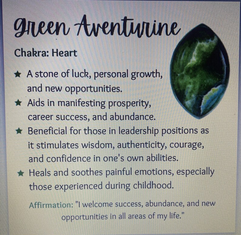 Puede incluir: Piedra preciosa de aventurina verde con texto que describe sus propiedades. El texto destaca su asociaci&oacute;n con la suerte, el crecimiento personal y la manifestaci&oacute;n de la prosperidad. La piedra preciosa es de color verde oscuro y tiene una superficie lisa y pulida.