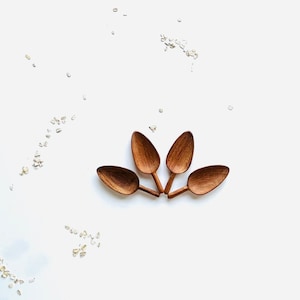 Cucchiaio di legno intagliato a mano, utensili da cucina Organic Love, stoviglie in legno naturale, cucchiaio dosatore vintage a forma di foglia fatto a mano, regalo ecologico artigianale