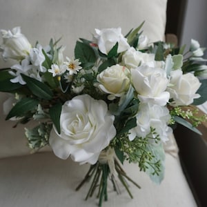 Bouquet de temporada con rosas pitiminí en color rojo, anémonas blancas y  paniculata. Eucalipto y plantas aromáticas — Oh!MyFlor
