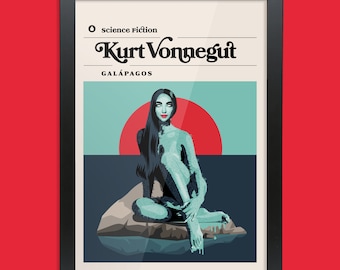 Puede incluir: Una ilustración de portada de libro para la novela de ciencia ficción "Galapagos" de Kurt Vonnegut. La portada presenta a una mujer con cabello negro largo sentada en una roca en el océano. El fondo es un cielo azul con un sol rojo poniéndose en la distancia.