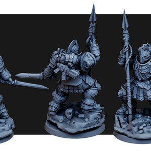 Op de afbeelding: Een grijs plastic miniatuurfiguur van een krijger die een harnas draagt en een speer en zwaard vasthoudt. Het figuur staat op een grijze plastic basis.