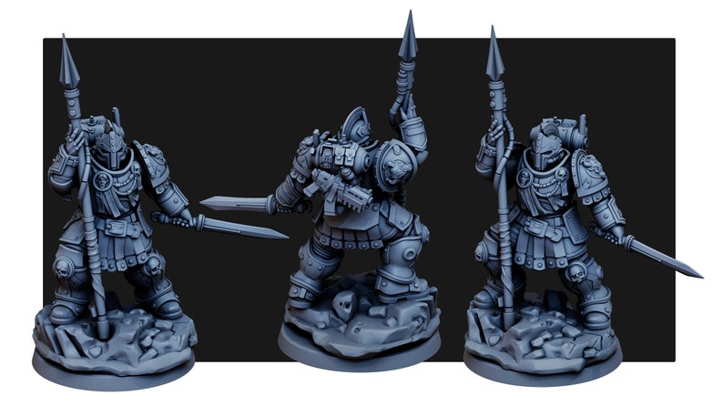 Op de afbeelding: Een grijs plastic miniatuurfiguur van een krijger die een harnas draagt en een speer en zwaard vasthoudt. Het figuur staat op een grijze plastic basis.