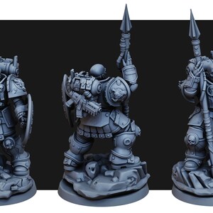 Op de afbeelding: Een grijs plastic miniatuurfiguur van een krijger die een harnas draagt en een speer en schild vasthoudt. Het figuur staat op een grijze plastic basis.