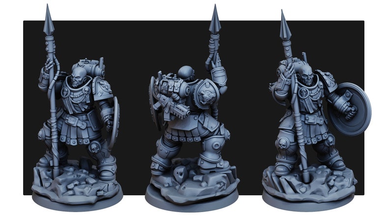 Op de afbeelding: Een grijs plastic miniatuurfiguur van een krijger die een harnas draagt en een speer en schild vasthoudt. Het figuur staat op een grijze plastic basis.