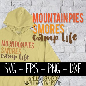 Puede incluir: Una sudadera con capucha de color amarillo pálido con el texto MOUNTAINPIES SMORES camp life en letras naranjas y marrones. La imagen incluye el texto SVG - EPS - PNG - DXF y la dirección web www.bellarosepaperco.com en la parte inferior.