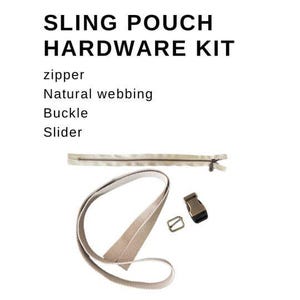 Pode incluir: Um kit de hardware para uma bolsa tipo sling, com zíper, correia natural, fivela e cursor. Os componentes são em tons neutros. O texto "SLING POUCH HARDWARE KIT" está no topo.