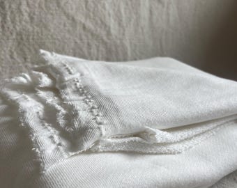 Tejido francés de rizo orgánico de bucle grande en blanco, tejido de rizo de algodón americano de peso pesado y sostenible para sudaderas y ropa de estar en casa.