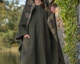 Capa Jimmy Hourihan em Lã Irlandesa | Capa com Capuz 100% Lã Virgem | Fabricada na Irlanda | Capa para Caminhada com Forro Xadrez | Tamanho Único Feminino