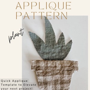 Könnte beinhalten: Ein Rohkanten-Applikationsmuster für eine Pflanze in einem Topf. Das Muster ist aus Stoff und hat einen rustikalen, handgefertigten Look. Der Text "plant" ist in Kursivschrift auf der linken Seite des Bildes geschrieben. Der Text "Quick Applique Template to Elevate your next project!" ist unter der Pflanze geschrieben. Der Text "ISEE SUSTAINABLE FABRIC FOR SEWING" ist unter dem Text geschrieben.