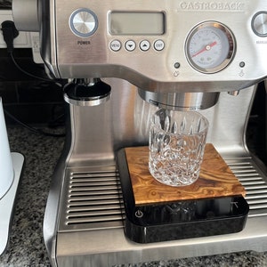 以下が含まれることがあります： デジタルディスプレイ、圧力計、内蔵スケールを備えたシルバーのGastrobackエスプレッソマシン。マシンはステンレス仕上げで、黒いプラスチック製のベース。スケールは黒い表面とデジタルディスプレイ。ガラス製のカップがスケールの上に置かれている。