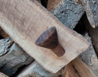 Embudo de madera hecho a mano para almacenar granos de café