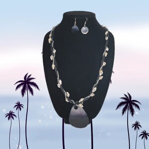 Verfijnde kust-chique zwarte parelmoer schelp kralen meerstrengige ketting oorbellen set