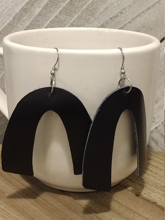 Black horseshoe earrings discount