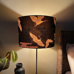 Doppelseitiger &#39;Cranes In The Sky&#39; Lampenschirm - 30 cm Durchmesser mit japanischem Stoffdruck mit Kranichmotiv