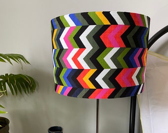 両面ランプシェード - 直径30 cm、マルチカラーの横縞模様の「シェブロン」プリント生地