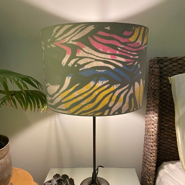 Dubbelzijdige 'Neon Zebra' lampenkap - 30cm diameter met effen lichtgrijze katoenen stof buitenkant en Zebra Ankara stof binnenkant