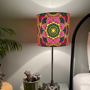 Abat-jour simple face - 20 cm de diamètre avec motif floral « Mandala » Tissu Ankara