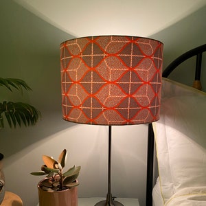 Abajur de dupla face - 30 cm de diâmetro com tecido estampado gráfico Ankara cinza e laranja