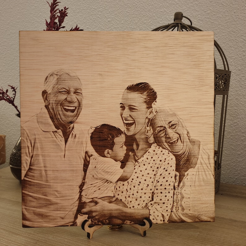 Unique wood-burned photo, an ideal gift for anniversaries, birthdays, and special occasions.