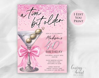 Peut inclure: Invitation d'anniversaire rose avec un verre à martini, des olives et un nœud. Le texte dit "a tini bit older" et "40e anniversaire de Madison". Comprend les détails de l'événement et les informations RSVP.