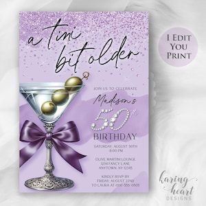 Puede incluir: Una invitación de cumpleaños con temática lavanda con una ilustración de copa de martini. El texto dice "a tini bit older" y anuncia una celebración de 50 cumpleaños. Incluye detalles del evento e información de RSVP.