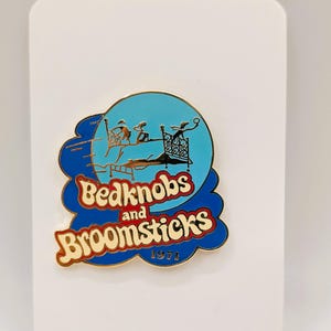 1999年 ミレニアムカウントダウン ベッドかざりとほうき ディズニー エナメル トレーディングピン