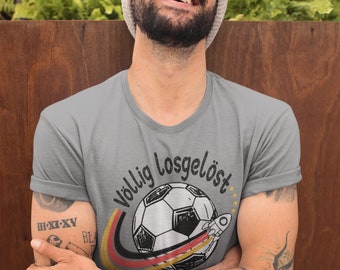 Völlig losgelöst Männer Fußball T Shirt aus Bio Baumwolle | Witziges Fanshirt zur EM 2024 | Fußballfan Deutschland | EUROCUP 2024 Germany |
