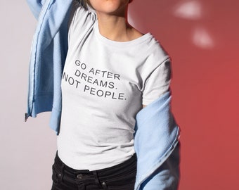 Go after dreams Shirt aus Bio Baumwolle | Geschenk für Frau | minimalistisches Design | Sprüche Shirt | Statement Shirt | schwarz weiß