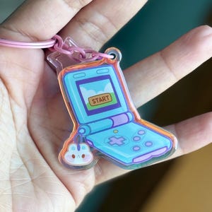 Tragbarer Cozy Gamer Schlüsselanhänger / Charm