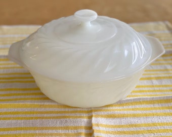Vintage Mid-Century Anker Hocking Fire King Swirl Ofenware weiß Glas Gedeckte Auflaufform
