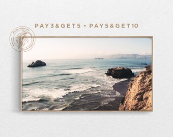 Könnte beinhalten: Ein gerahmtes Foto einer felsigen Küste mit tosenden Wellen und einem Blick auf eine ferne Skyline. Der Text "PAY 3 & GET 5 - PAY 5 & GET 10" ist über dem Bild gedruckt.
