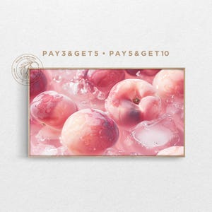 Könnte beinhalten: Ein rechteckiger Wandkunstdruck mit einer Nahaufnahme von rosa Pfirsichen, die in Wasser mit Eiswürfeln liegen. Der Text PAY 3 & GET 5 • PAY 5 & GET 10 steht über dem Bild, und ein kreisförmiges Logo mit Blattmotiv befindet sich oben links.