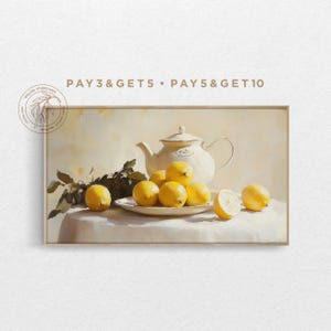 Puede incluir: Una pintura de bodegón que representa una tetera blanca y limones dispuestos sobre un mantel blanco. La tetera tiene un diseño floral y parece estar vertiendo líquido en una taza. Los limones están dispuestos en un cuenco y esparcidos sobre la mesa. La pintura está realizada sobre un fondo claro.