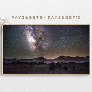 Może przedstawiać: Panoramiczne zdjęcie górskiego pasma zarysowanego na tle ciemnego nocnego nieba z widoczną Drogą Mleczną. Niebo jest usiane gwiazdami.